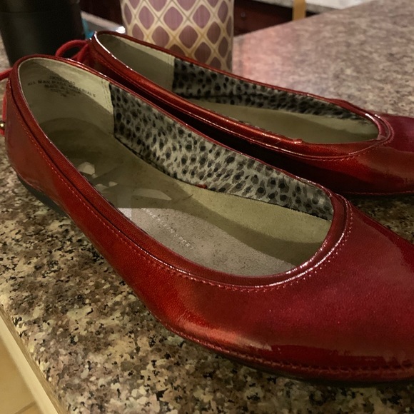 Flat red Anne Klein - Picture 6 of 7